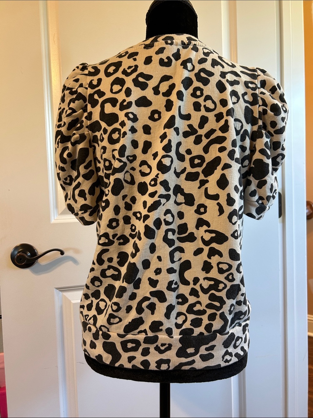 Who What Wear Beige and Black Leopard Puff-Sleeve Top - Picture 6 of 9